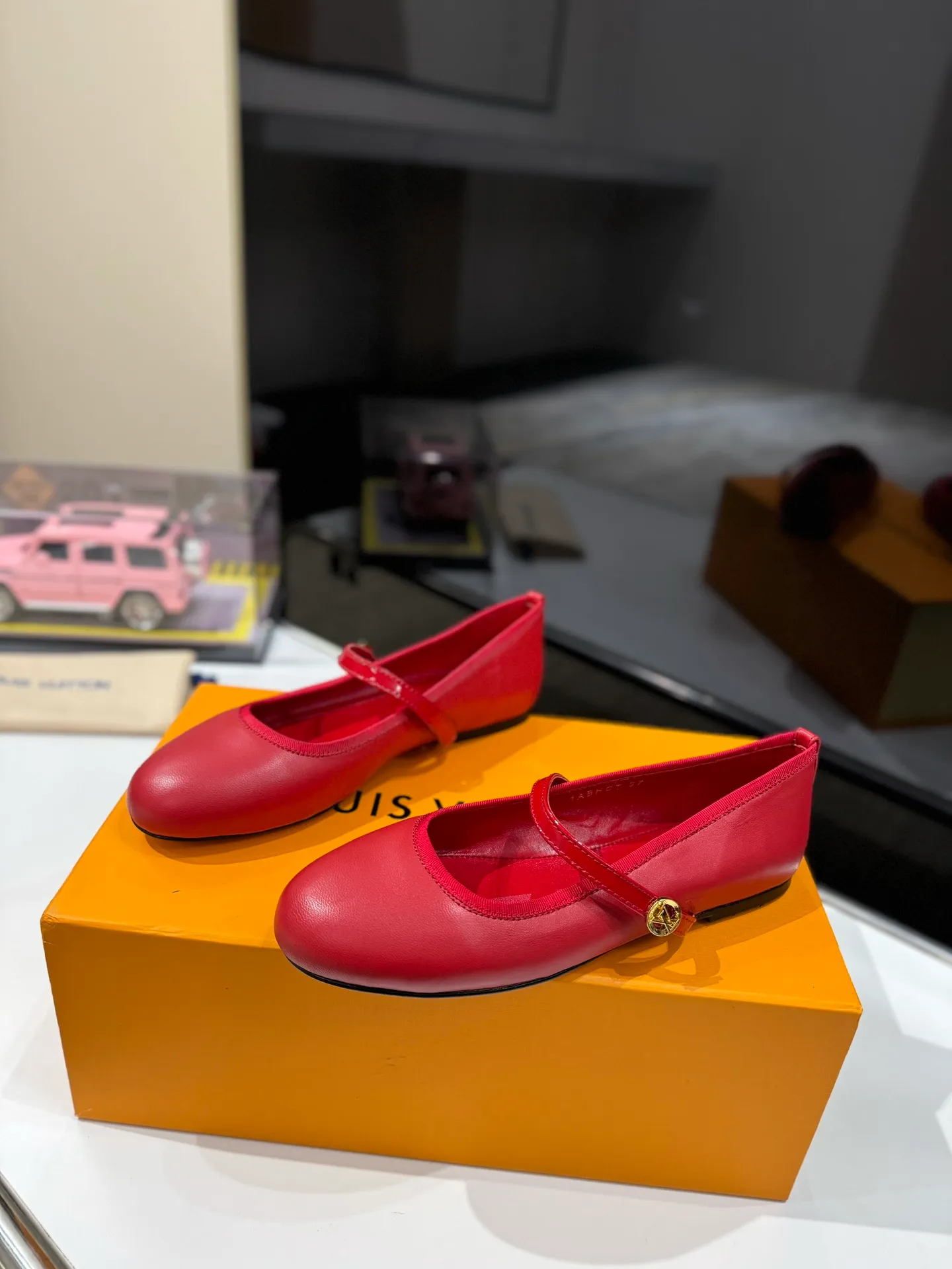 👟👟Ex-factory price 600👟👟 👟👟LV | Louis Vuitton 25𝐬𝐬 🧡💚2025 early spring new top version‼ ️The original version is the same. The counter specializes in the latest ROMY flat ballet shoes. Hard goods are new🆕 ❥Purchase level! Full of high-end feel! A popular model among bloggers at home and abroad, it’s retro and fashionable and looks amazing on your feet! Mainly recommended models on the official website★ ✅Upper: Highly customized denim/lambskin/presbyopia leather ✅Inner lining: imported sheepskin lining ✅Outsole: original Italian leather outsole ✅Shoe size: 35-39 (customized for 40, 41, 42) ✅Packaging: full set of exquisite packaging